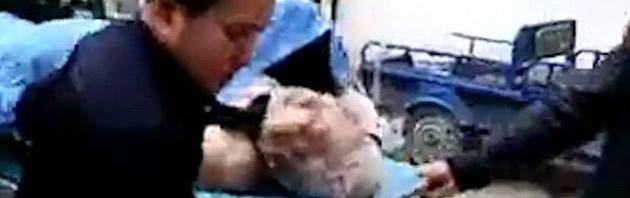 Ηλικιωμένος πέθανε πάνω στο σεξ με ιερόδουλη – Στο νοσοκομείο για να ξεκολλήσουν (video) On camera η μεταφορά τους