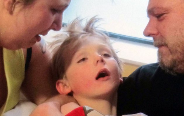 Γονείς δημοσιοποιούν φωτογραφία του παιδιού τους τη στιγμή ξεψυχάει από μηνιγγίτιδα (εικόνες)