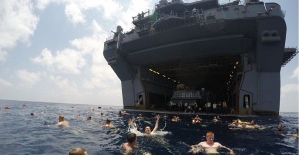 21 φωτογραφίες που δείχνουν τι κάνουν στον ωκεανό για διασκέδαση οι ναύτες στο Αμερικανικό ναυτικό.