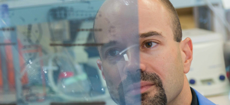 Ο Αντώνης Κουρτίδης: Βρήκε τον εργαστηριακό τρόπο να «μετατρέπει» τα κακοήθη κύτταρα σε καλοήθη