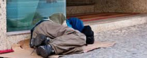ΣΟΚ! Άστεγος πέθανε από το κρύο δίπλα σε ξενοδοχείο που φιλοξενεί «πρόσφυγες»…..