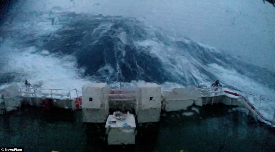 Τρομακτικό Video: Πλοίο θαλασσοδέρνεται σε κύματα 35 μέτρων στην Βόρεια Θάλασσα