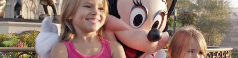 2 Κoριτσάκια Ποζάρουν για μια Φωτογραφία στην Disney. Προσέξτε τα Χέρια της Μίνι! Θα Μείνετε…