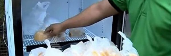 Χίλια μπράβο: Το εστιατόριο που έβγαλε ψυγείο στο δρόμο και χαρίζει σε όσους έχουν ανάγκη το φαγητό που μένει κάθε μέρα! (PHOTOS)