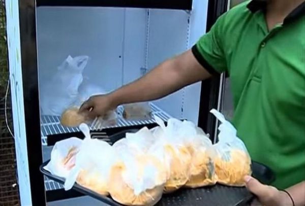 Χίλια μπράβο: Το εστιατόριο που έβγαλε ψυγείο στο δρόμο και χαρίζει σε όσους έχουν ανάγκη το φαγητό που μένει κάθε μέρα! (PHOTOS)