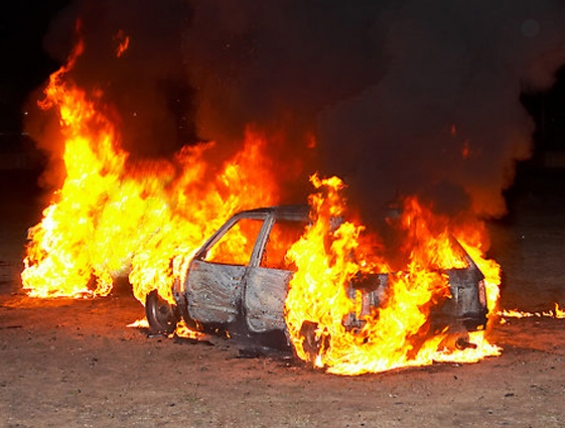 Λαχτάρα για οδηγό στην Κρήτη είδε το όχημά του να τυλίγεται στις φλόγες