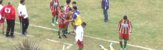 Απίστευτο σοκ: Πέθανε μέσα στο γήπεδο μετά από γροθιά αντίπαλου ποδοσφαιριστή – βίντεο
