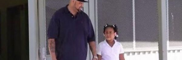 Αυτός ο πατέρας πήγε να πάρει την κόρη του από το σχολείο και ανακάλυψε ότι είναι θύμα bullying – Δείτε πώς αντέδρασε (VIDEO)
