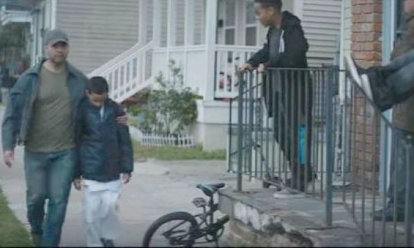 Μπαμπάς περνά με τον φοβισμένο γιο του, δίπλα από τους νταήδες της γειτονιάς. Δείτε τι συμβαίνει μετά (βίντεο)