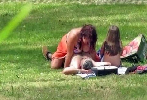 Σοκαριστικό βίντεο: Κάνουν σεξ σε πάρκο και έχουν το παιδί δίπλα τους! (ΑΚΑΤΑΛΛΗΛΟ VIDEO)
