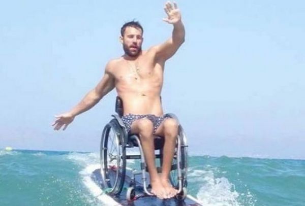 Μάγκας: O Έλληνας παραολυμπιονίκης που δάμασε τα κύματα με το αναπηρικό του αμαξίδιo!