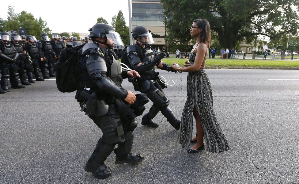 Η στιγμή που δυο πάνοπλοι μπάτσοι φαίνονται πιο φοβισμένοι από μια μαύρη κοπέλα με φόρεμα (PHOTO)