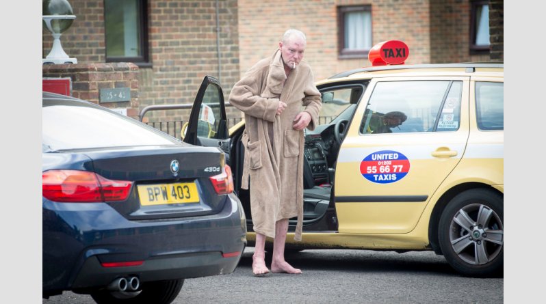 Ο Πολ Γκασκόιν κυκλοφορεί γυμνός και σε οικτρή κατάσταση στους δρόμους της Αγγλίας ψάχνοντας αλκοόλ (Photos)