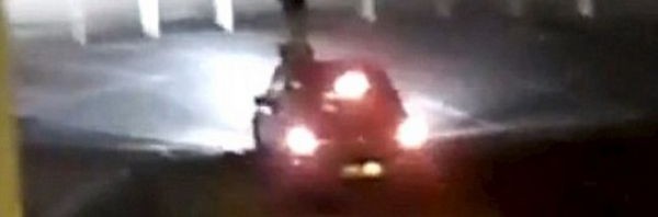 Πραγματικά σοκαριστικό: Τον χτυπάει με το αυτοκίνητο και τον πετάει 5 μέτρα μακριά – Όμως δεν σταματά εκεί… (VIDEO)