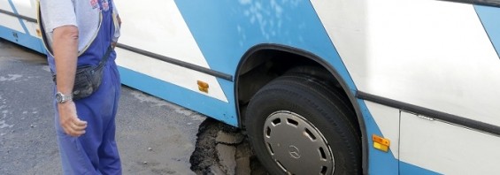 Βούλιαξε ο δρόμος στο Ηράκλειο και…. κατάπιε το λεωφορείο (φωτογραφίες)