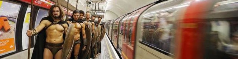 Τρόμαξαν τα Εγγλεζάκια! 300 Έλληνες στο μετρό του Λονδίνου που πηγαίνουν στο Βρετανικό Μουσείο για να απελευθερώσουν τα μάρμαρα του Παρθενώνα