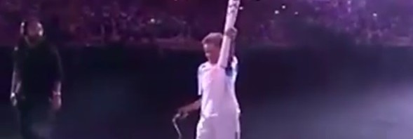Βίντεο να σου κόβονται τα ύπατα… Του έπεσε η Ολυμπιακή Φλόγα, όμως σηκώθηκε και έστειλε το καλύτερο μήνυμα