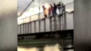 Οι εικόνες και το βίντεο σοκάρουν: Έβαλαν φωτιά στα ρούχα τους και πήδηξαν σε ποτάμι για τα…likes (Video)