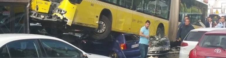 Απίστευτο τροχαίο : Λεωφορείο «καβάλησε» αυτοκίνητα… Πληροφορίες για αρκετούς τραυματίες