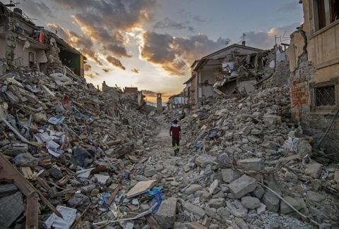Σκηνές απόλυτης καταστροφής από τον τριπλό σεισμό στην Ιταλία: “Η πόλη μας τελείωσε!” (photos)