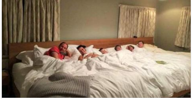 Κατασκεύασαν 5,5 μέτρα κρεβάτι για να κοιμούνται με τα τέσσερα παιδιά τους (εικόνες)