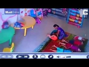 Βίντεο σοκ: Νηπιαγωγός πετά μωρό στο πάτωμα και το χτυπά στο κεφάλι
