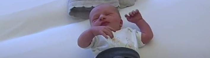 Το πρώτο μωρό του 1980 γέννησε το πρώτο μωρό του 2017 [εικόνα & βίντεο]