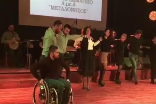Δύναμη ψυχής: Όταν ο Φίλιππος έσυρε το χορό με το αναπηρικό αμαξίδιο (video)