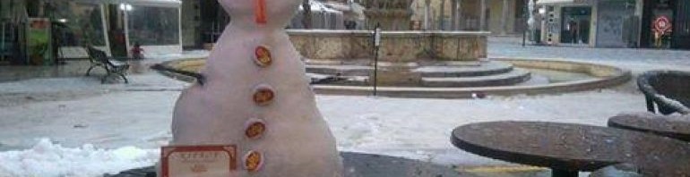 Όσο απίστευτο και αν ακούγεται…Έφτιαξαν χιονάνθρωπο στο κέντρο του Ηρακλείου στα Λιοντάρια