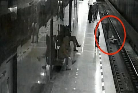 Βίντεο που κόβει την ανάσα: Ήρωας σώζει 8χρονο από σίγουρο θάνατο στις γραμμές του Μετρό! (photos)