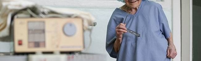 Η 90χρονη χειρουργός που… αρνείται να αφήσει το νυστέρι! (pics)