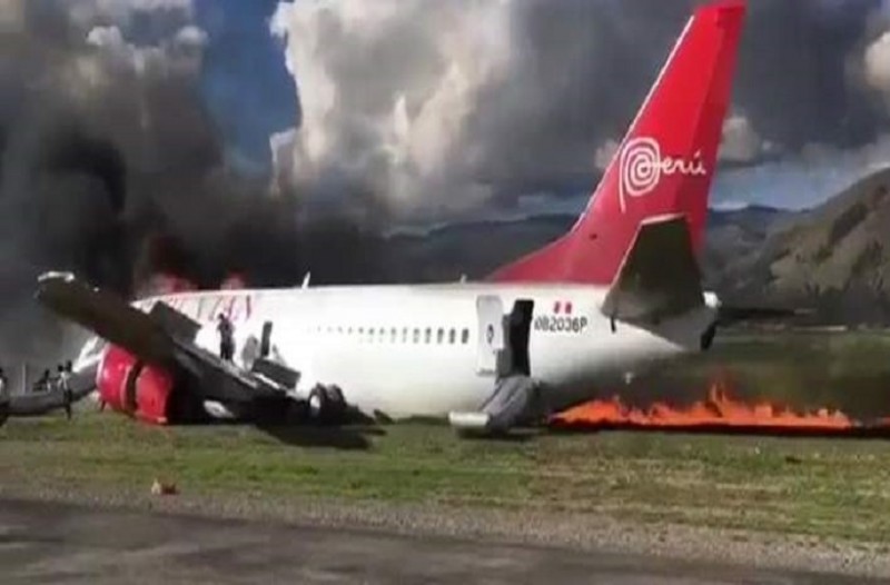 Θρίλερ στο Περού: Αεροπλάνο τυλίχθηκε στις φλόγες κατά την προσγείωση! Από θαύμα ζωντανοί και οι 141 επιβάτες (videos)