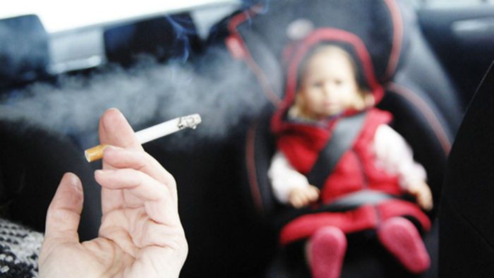 Οδηγός στην Κρήτη”Έφαγε Καμπάνα” γιατί κάπνιζε στο αυτοκίνητο με παιδί μέσα