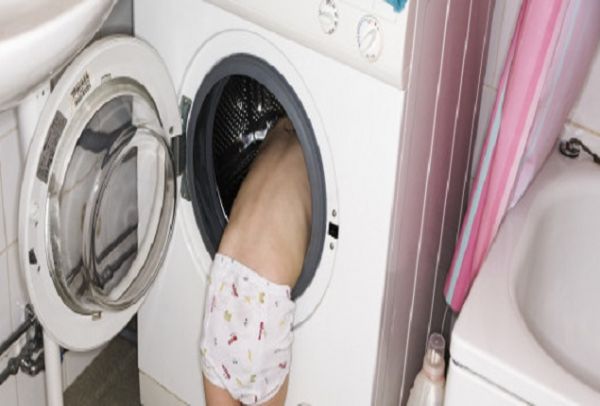 Τραγωδία: Δίδυμα αγοράκια πνίγηκαν στο πλυντήριο μέσα στα 6 λεπτά που η μητέρα τους βγήκε από το σπίτι!