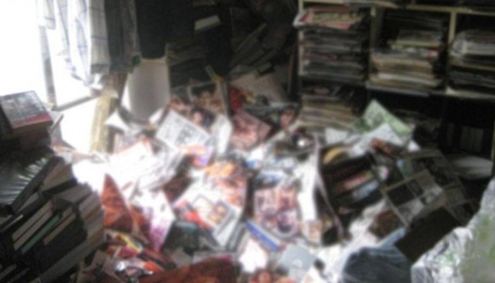 Ένας 50χρονος άνδρας βρέθηκε νεκρός κάτω από…. χιλιάδες περιοδικά πορνό (φωτο)