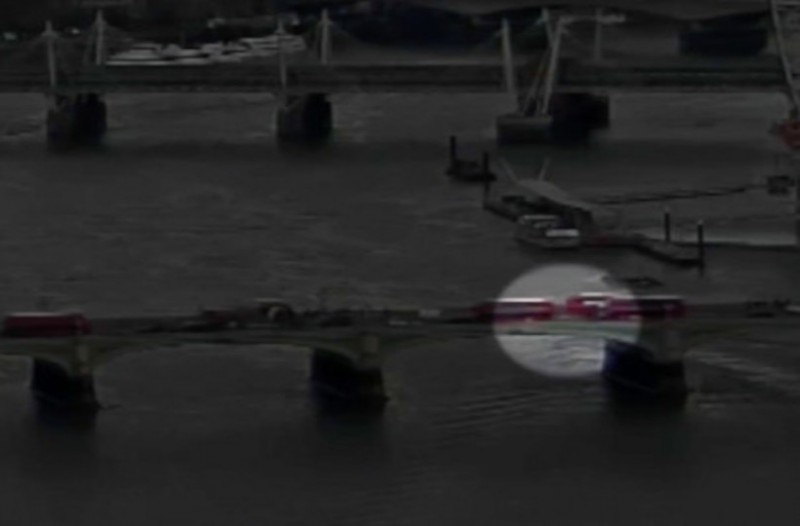 Βίντεο – σοκ: Η ανατριχιαστική στιγμή της επίθεσης στη γέφυρα του Γουεστμίνστερ – Γυναίκα έπεσε στον Τάμεση (Προσοχή – Σκληρές εικόνες)