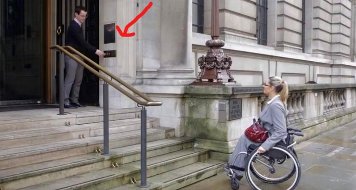 Η Γυναίκα στο αναπηρικό καροτσάκι δε μπορεί να ανεβεί τις σκάλες. προσέξτε όμως τι θα συμβεί μόλις ο άντρας πατήσει το κουμπί!