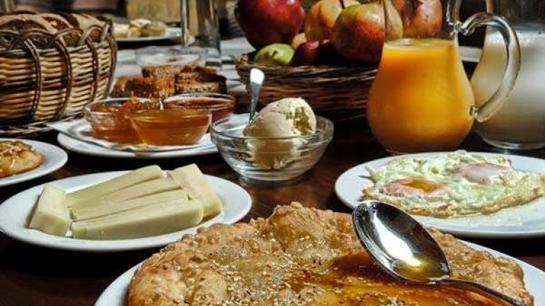 «Κρητικό πρωινό» με Lipton και…Lurpak;;;Ο εξευτελισμός της Κρητικής κουζίνας από ανεύθυνους «επαγγελματίες»