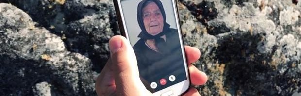 “Έβγα μπρε όξω απ’ το wifi”, η Κρητικιά γιαγιά καλεί μέσω skype τους δρομείς από όλο τον κόσμο (video)