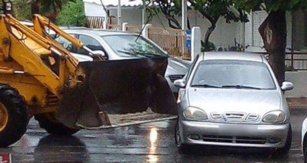 Η βροχή έφερε και τροχαίο στην Κρήτη…..Εκσκαφέας «εμβόλισε» αυτοκίνητο (Φωτο)