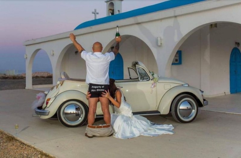 H μόδα που σαρώνει: “Στοματικό” και σε γάμο έξω από εκκλησία της Κύπρου! (photos)