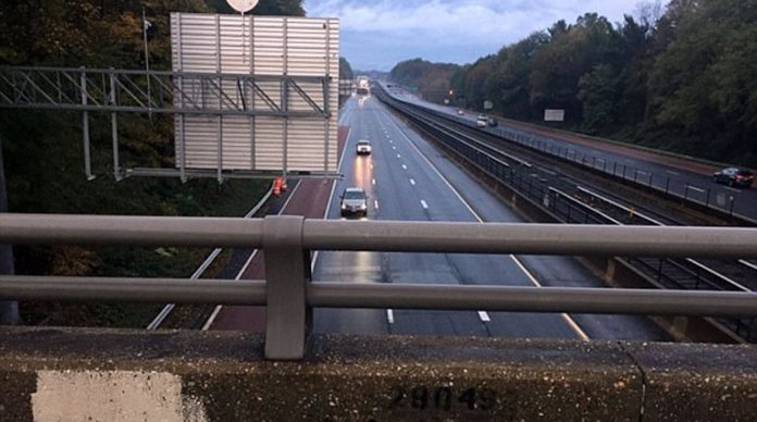 Απίστευτο: 12χρονος έπεσε από γέφυρα σε εν κινήσει αυτοκίνητο αλλά σκοτώθηκε η οδηγός του οχήματος
