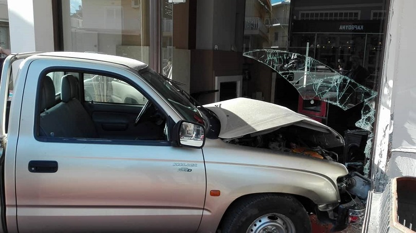Ένα απίστευτο τροχαίο: Αυτοκίνητο μπήκε στην βιτρίνα καταστήματος στην Κρήτη(φώτο)