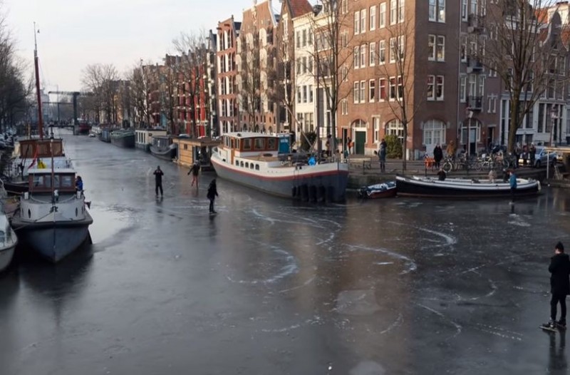 Απίστευτες εικόνες: Πατινάζ στα παγωμένα κανάλια του Άμστερνταμ! (video)