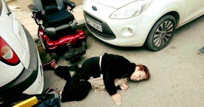 Πάρκαραν στην ράμπα ΑμεΑ και γυναίκα σε καροτσάκι σωριάστηκε στο δρόμο