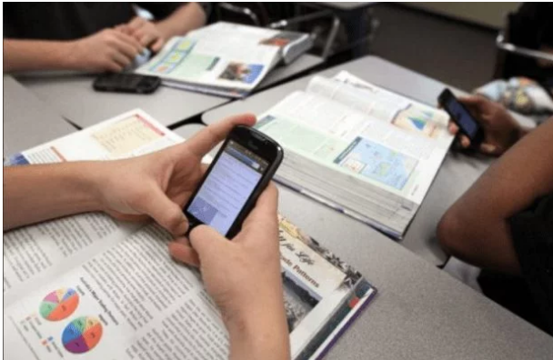Τέλος… εποχής τα κινητά στα σχολεία! Ο Γαβρόγλου τα απαγορεύει στους μαθητές