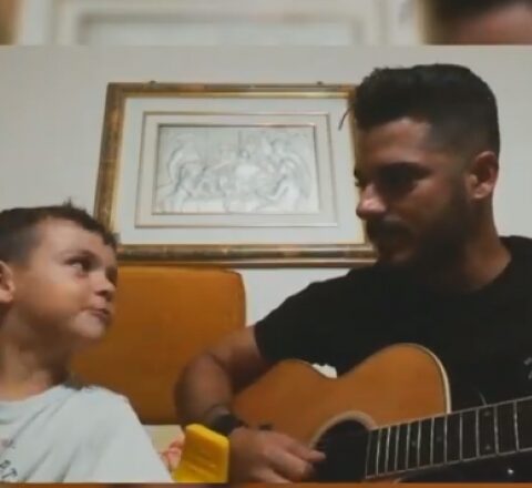 Ηρακλειώτης τραγουδιστής ερμηνεύει μαζί με τον ανιψιό του και τρελαίνει το διαδίκτυο