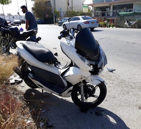 Σύγκρουση μηχανής με ΙΧ στην είσοδο των Μοιρών….Στο νοσοκομείο 22χρονος