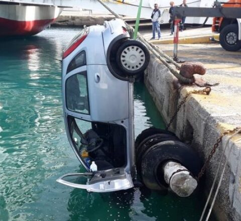 Το αυτοκίνητο στην Κρήτη… έκανε βουτιά στο λιμάνι (φωτο)