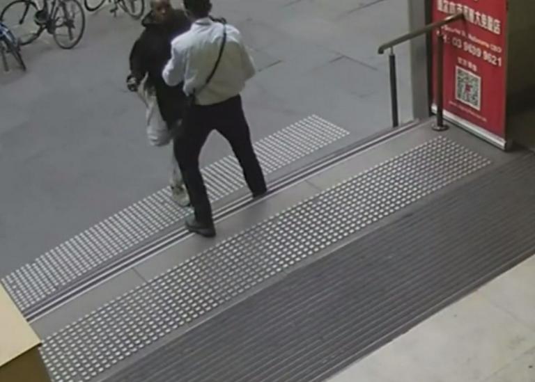 Η στιγμή που ο τζιχαντιστής της Μελβούρνης μαχαιρώνει έναν ανύποπτο φύλακα εμπορικού κέντρου! – Video
